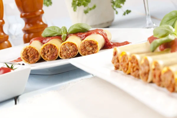 Cannelloni plaka üzerinde — Stok fotoğraf