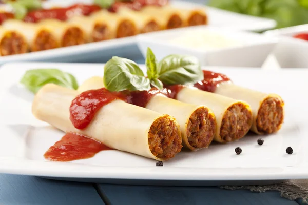 Cannelloni plaka üzerinde — Stok fotoğraf