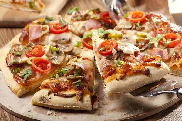 Pizza med skinke og sopp – stockfoto
