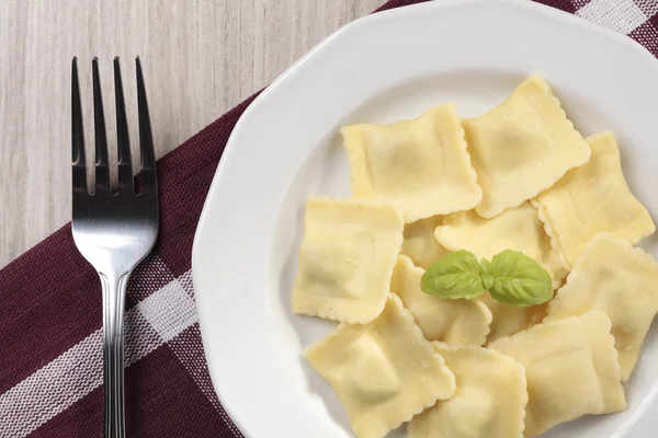 Una porción de ravioles en el plato — Foto de Stock