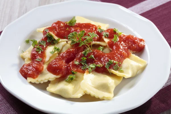 Gedeelte van ravioli met tomatensaus — Stockfoto