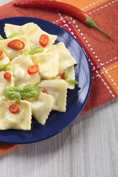 Porção de ravioli com pimenta vermelha — Fotografia de Stock