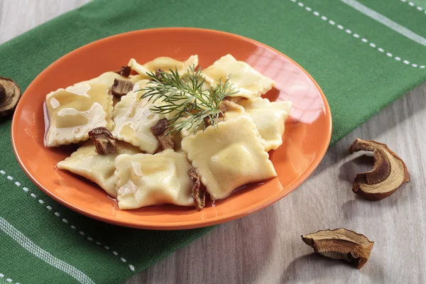 Část ravioli s houbami a zelím — Stock fotografie