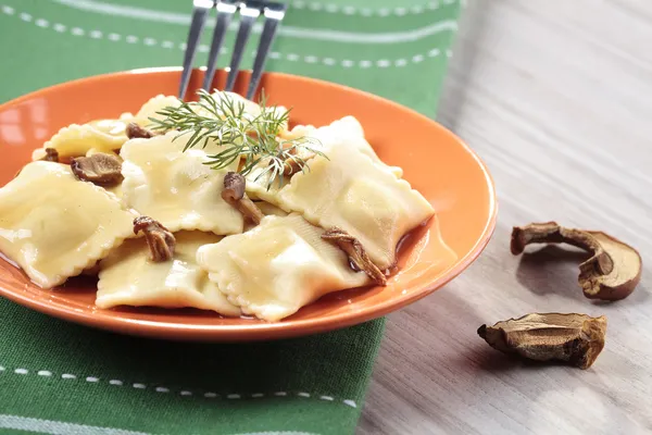 Gedeelte van ravioli met paddestoelen en zuurkool — Stockfoto