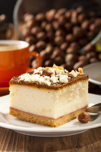 Tvarohový koláč s ořechy na desce — Stock fotografie