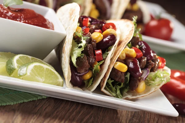 Taco with beef and vegetables — Stock Photo, Image