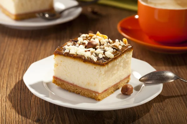 Cheesecake με καρύδια, στο πιάτο — Φωτογραφία Αρχείου