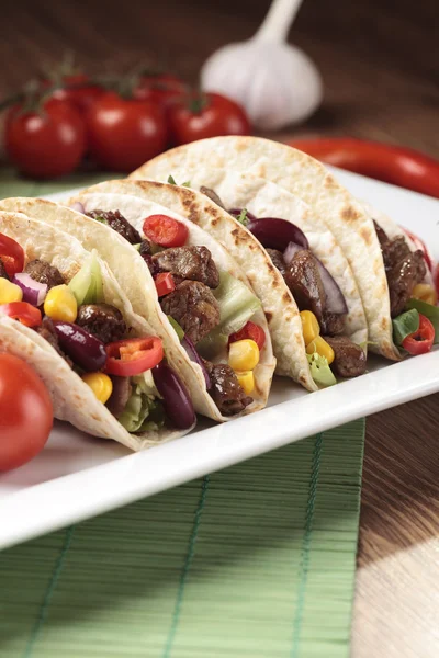 Taco mit Rindfleisch und Gemüse — Stockfoto