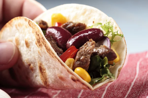 Taco mit Rindfleisch und Gemüse — Stockfoto