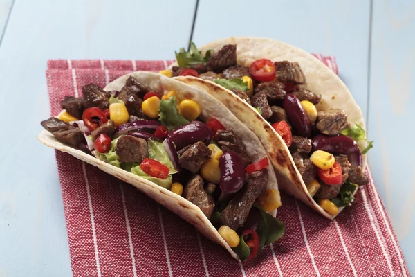 Taco with beef and vegetables — Stock Photo, Image