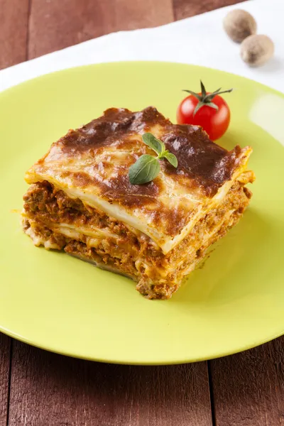 Del av välsmakande lasagne på en tallrik — Stockfoto