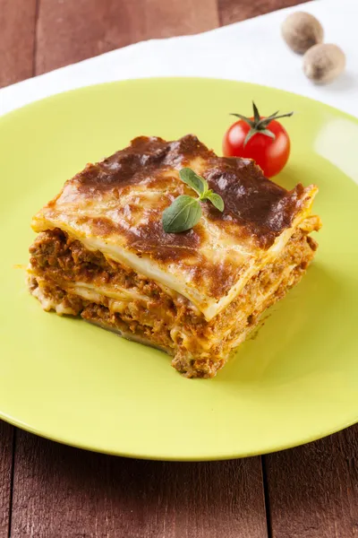 Část chutné lasagne na talíři — Stock fotografie