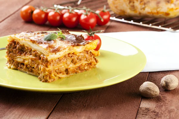 Portion leckere Lasagne auf einem Teller — Stockfoto