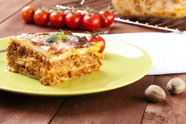 Část chutné lasagne na talíři — Stock fotografie