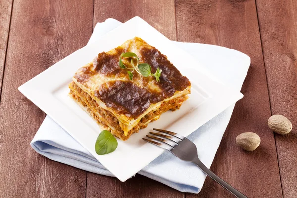 Portion de lasagnes savoureuses sur une assiette — Photo