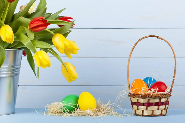 Påsk dekoration med tulip och färgade ägg — Stockfoto