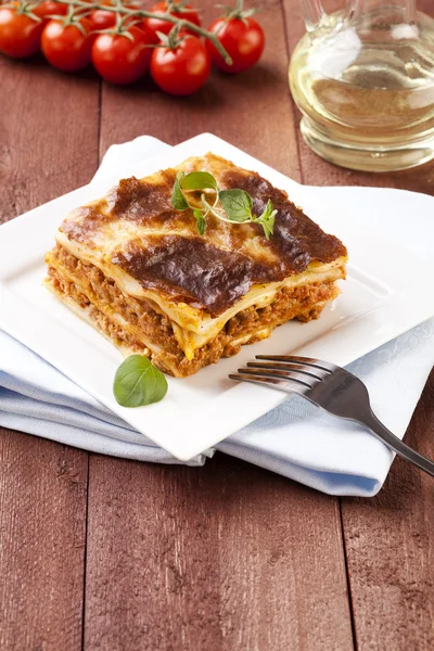 Gedeelte van smakelijke lasagne op een plaat — Stockfoto