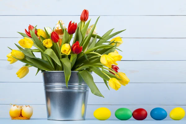 Decoración de Pascua con tulipán y huevos de colores — Foto de Stock