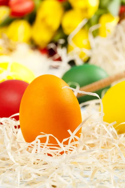 Påsk dekoration med tulip och färgade ägg — Stockfoto