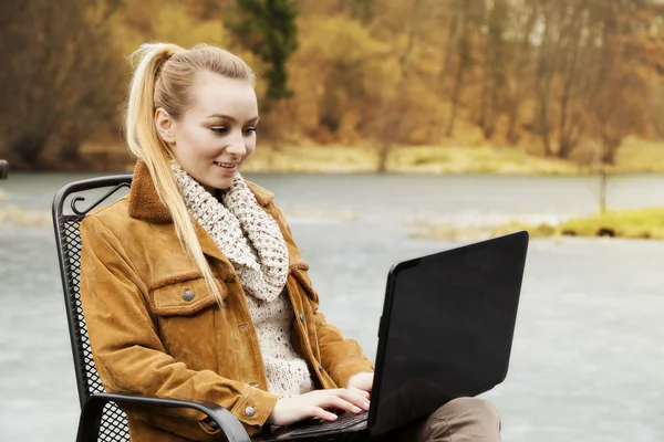 Portrait of a young woman working on laptop — Stock Photo, Image