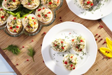 jambon, kırmızı biber ve dereotu ile yumurta dolması