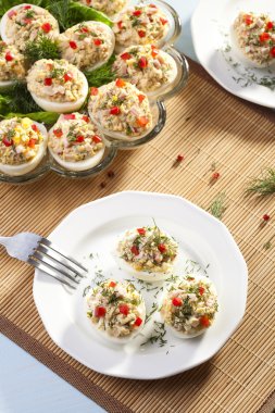 jambon, kırmızı biber ve dereotu ile yumurta dolması