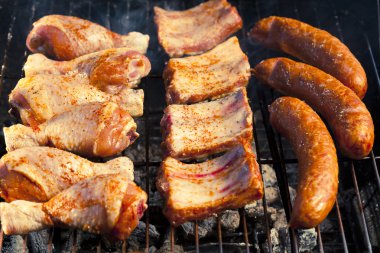 sosis, ham kaburga ve Barbekü tavuk