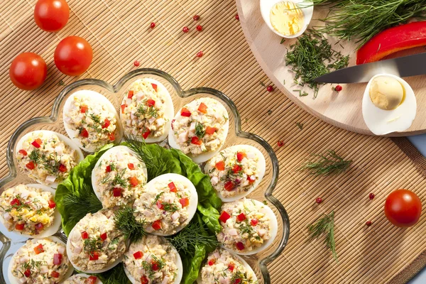 jambon, kırmızı biber ve dereotu ile yumurta dolması