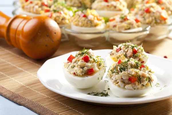 Gefüllte Eier mit Schinken, Paprika und Dill — Stockfoto