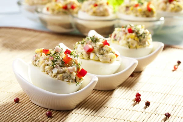 jambon, kırmızı biber ve dereotu ile yumurta dolması