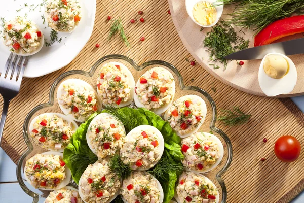 jambon, kırmızı biber ve dereotu ile yumurta dolması