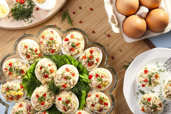 Faszerowane jajka z szynką, papryką i koperkiem — Zdjęcie stockowe
