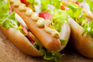 Hardallı ve ketçaplı sosisli sandviç. 