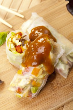 Bahar rulo bir Bambu tahta üzerinde bölümü 