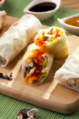 Bahar rulo bir Bambu tahta üzerinde bölümü 