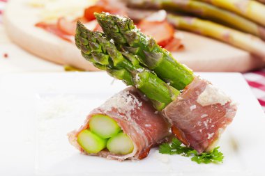 jambon ve parmesan peyniri ile kavrulmuş kuşkonmaz