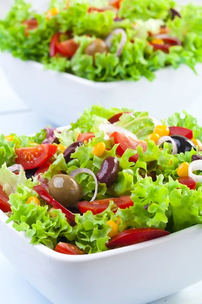 Salade mexicaine fraîche aux olives et haricots rouges — Photo