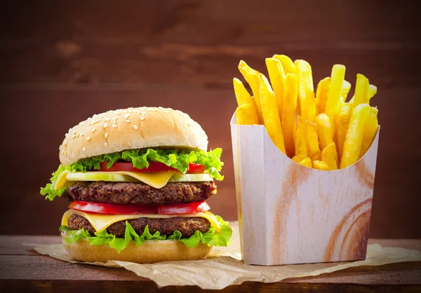 Hamburger met frietjes op hout — Stockfoto