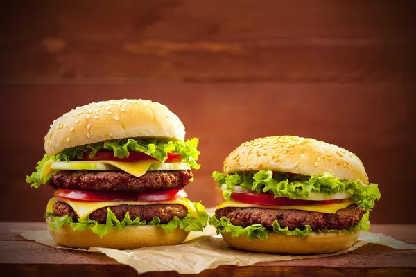 Dos hamburguesas en madera — Foto de Stock