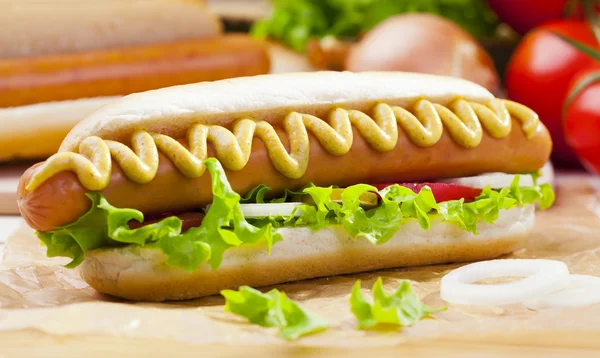 Hot dogi z musztardą i ketchupem — Zdjęcie stockowe