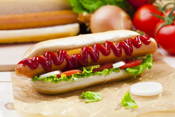 Hot dogy s hořčicí a kečupem — Stock fotografie