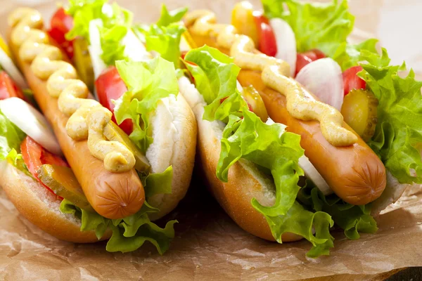 Hot dogy s hořčicí a kečupem — Stock fotografie