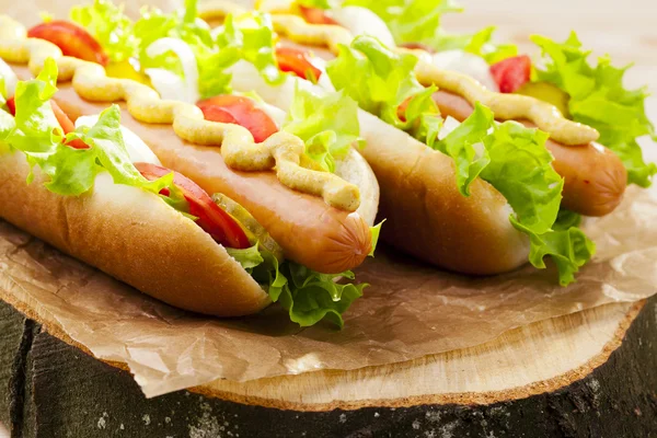 Hotdogs met mosterd en ketchup — Stockfoto