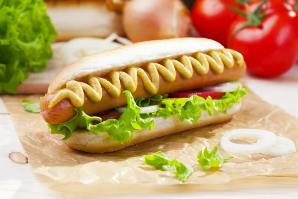 Хот-доги с горчицей и кетчупом — стоковое фото
