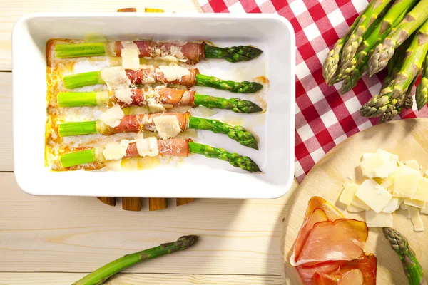 Espargos torrados com presunto e queijo parmesão — Fotografia de Stock