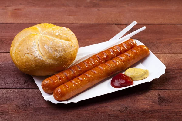 Bratwurst mit Brot, serviert auf einem Blech — Stockfoto