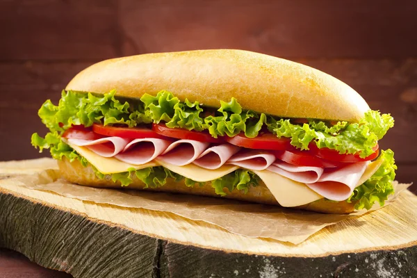 Большой сэндвич с ветчиной, сыром и овощами — стоковое фото
