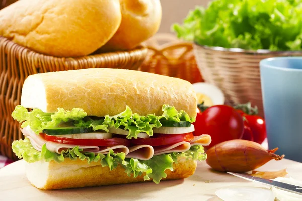 Sándwich de desayuno con verduras y una taza de cacao caliente . — Foto de Stock