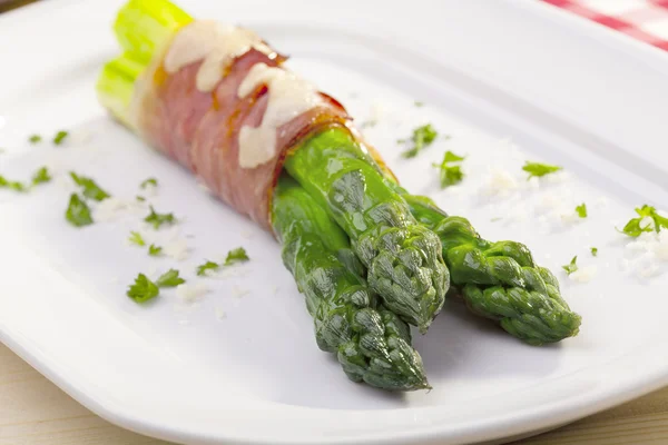 jambon ve parmesan peyniri ile kavrulmuş kuşkonmaz