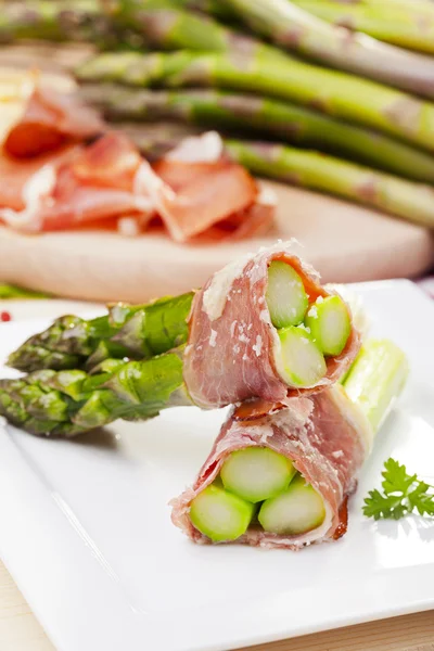 jambon ve parmesan peyniri ile kavrulmuş kuşkonmaz